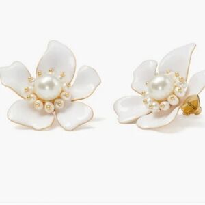 🤍🔹️Kate Spade 🔹️Elegant White Floral Pearl Earrings